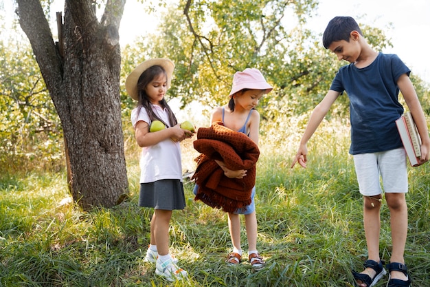 Gratis foto kinderen brengen tijd buiten door in een landelijke omgeving en genieten van hun kindertijd