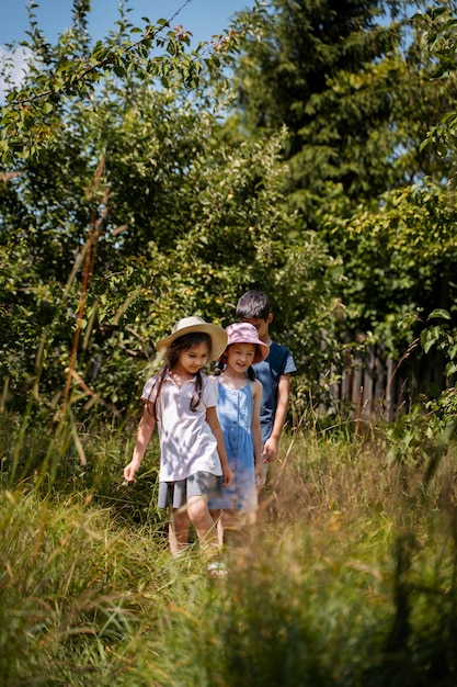 Kinderen brengen tijd buiten door in een landelijke omgeving en genieten van hun kindertijd