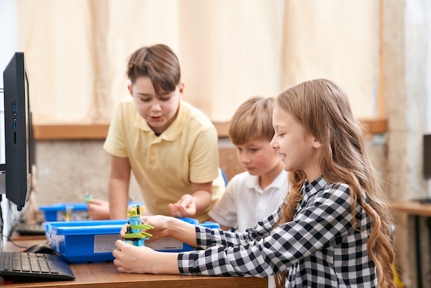 Kinderen die bouwpakket gebruiken