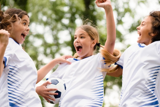 Kinderen die buiten een voetbalwedstrijd winnen