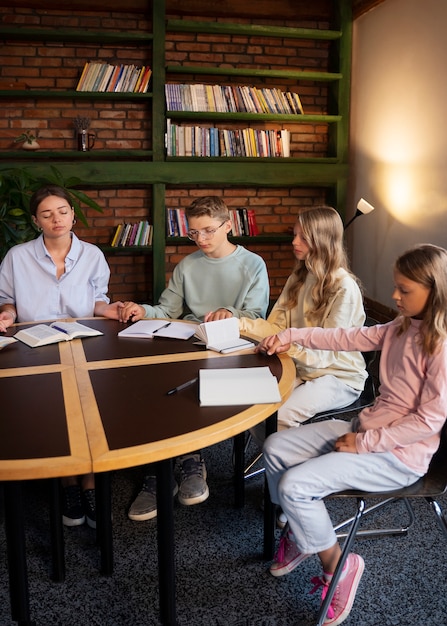 Gratis foto kinderen die deel uitmaken van de zondagsschool