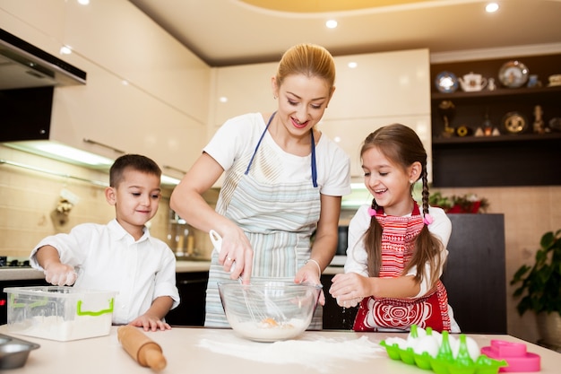 Kinderen die een familie moeder kind bakken