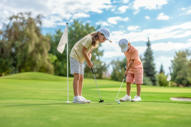 Kinderen die golf spelen in een fotorealistische omgeving