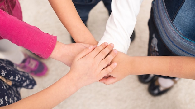 Kinderen die hand in groep houden