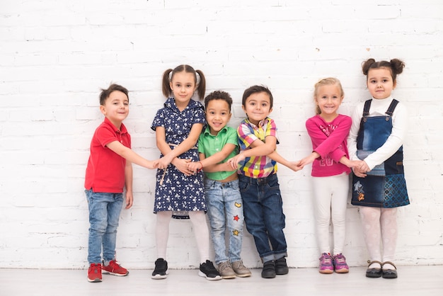 Kinderen die hand in groep houden