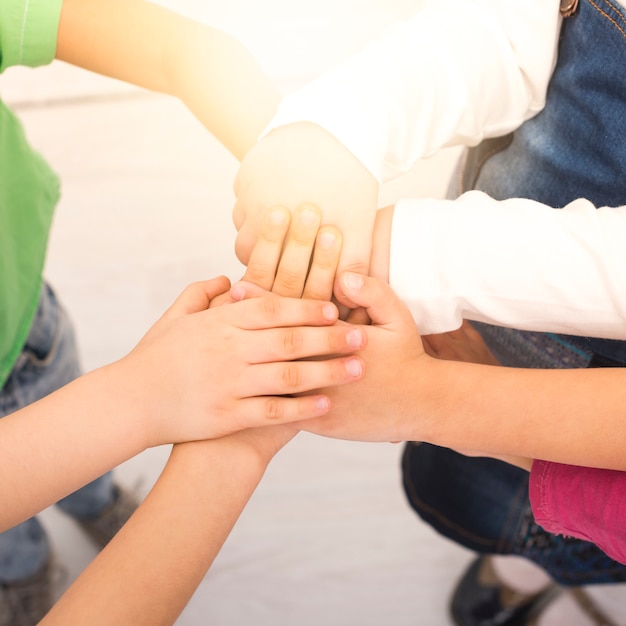 Kinderen die hand in groep houden