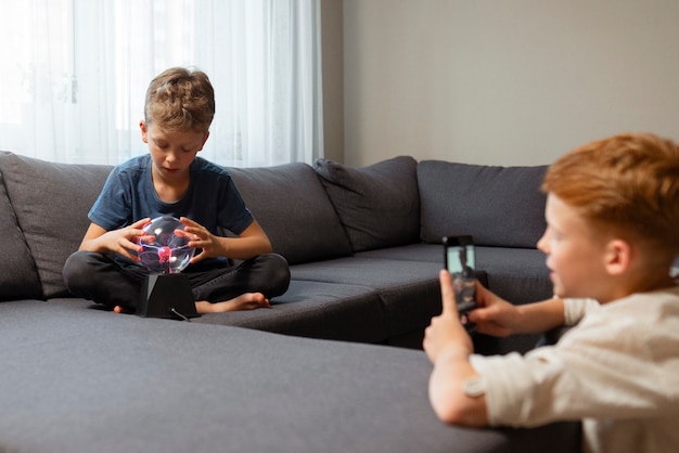 Kinderen die interactie hebben met een plasmabal