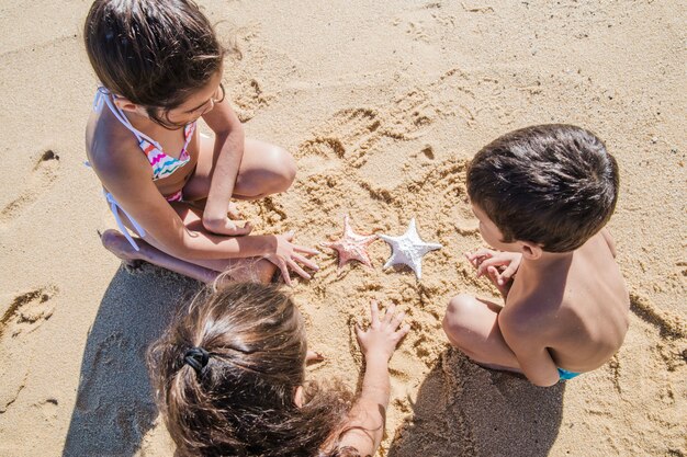 Kinderen die op het strand spelen