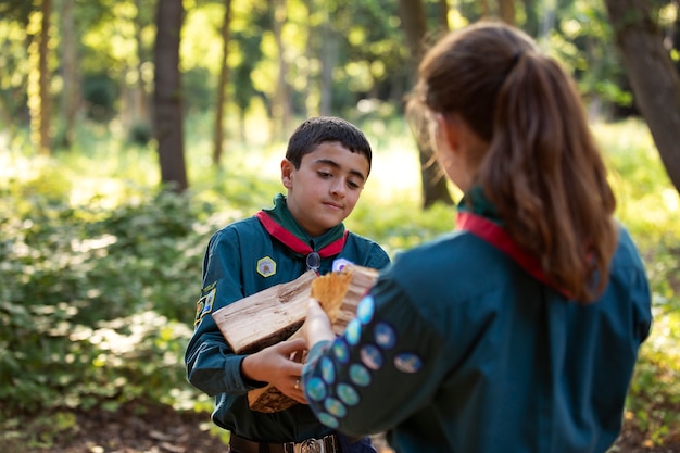 Gratis foto kinderen die plezier hebben als padvinders