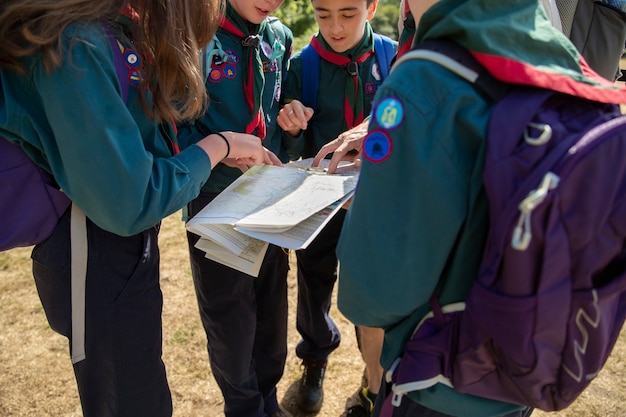 Kinderen die plezier hebben als padvinders