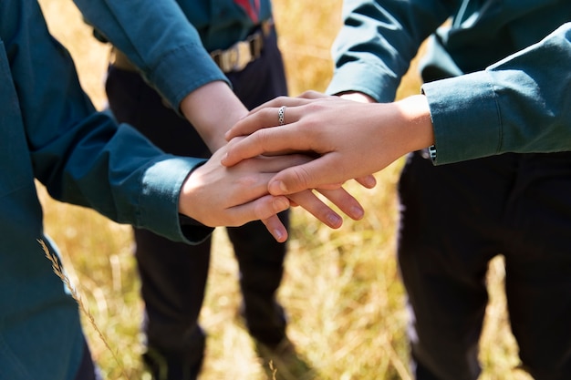 Gratis foto kinderen die plezier hebben als padvinders