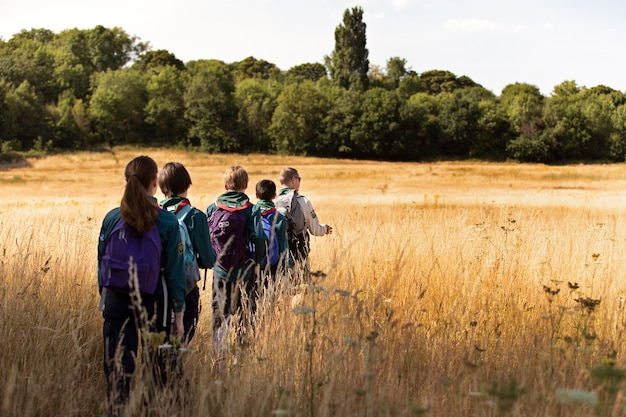 Kinderen die plezier hebben als padvinders