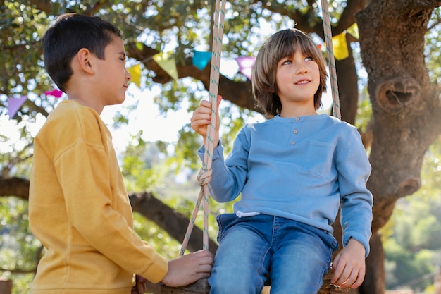 Kinderen die plezier hebben op zomerkamp