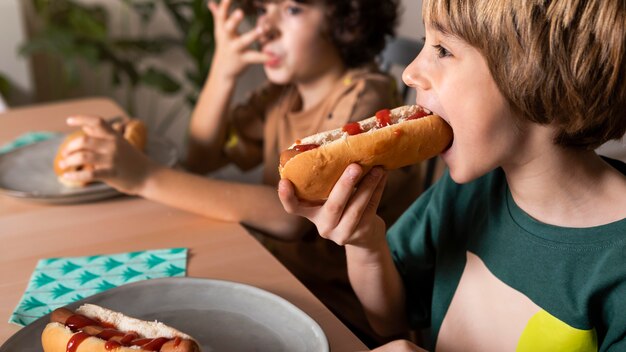 Kinderen die samen hotdogs eten