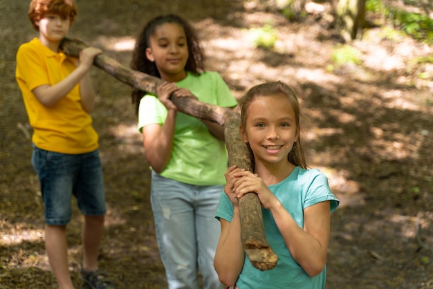 Kinderen die samen tijd doorbrengen in de natuur