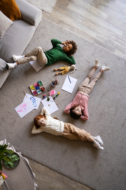 Gratis foto kinderen die samen tijd doorbrengen in het comfort van hun eigen huis