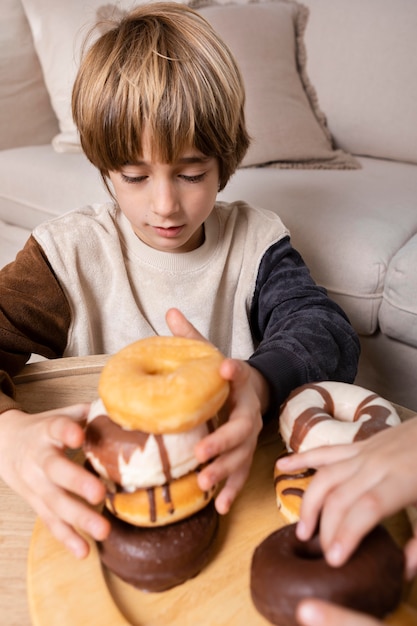 Kinderen die thuis donuts eten