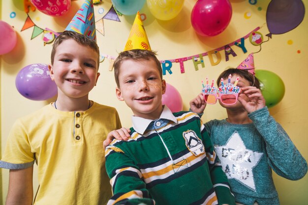 Gratis foto kinderen die voor selfie op verjaardagsfeestje poseren