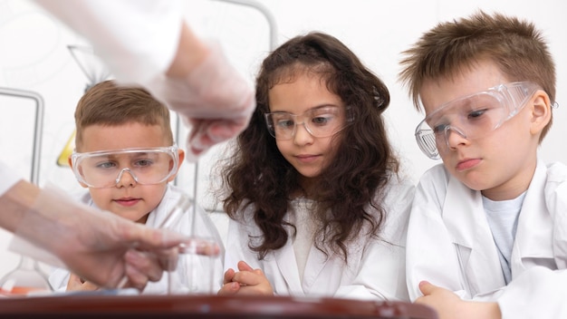 Kinderen doen een chemisch experiment op school