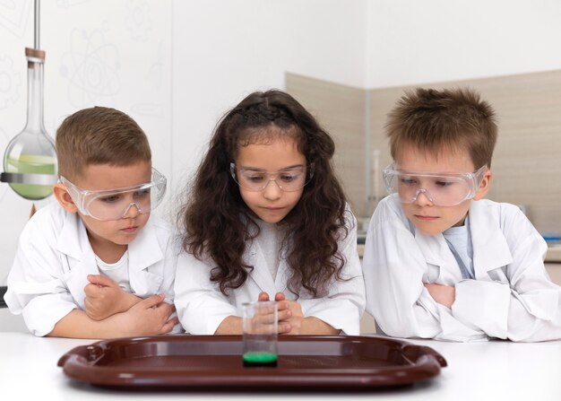 Gratis foto kinderen doen een chemisch experiment op school