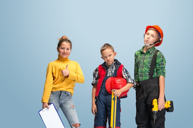 Kinderen dromen over beroep van ingenieur. Jeugd, planning, onderwijs en droomconcept.