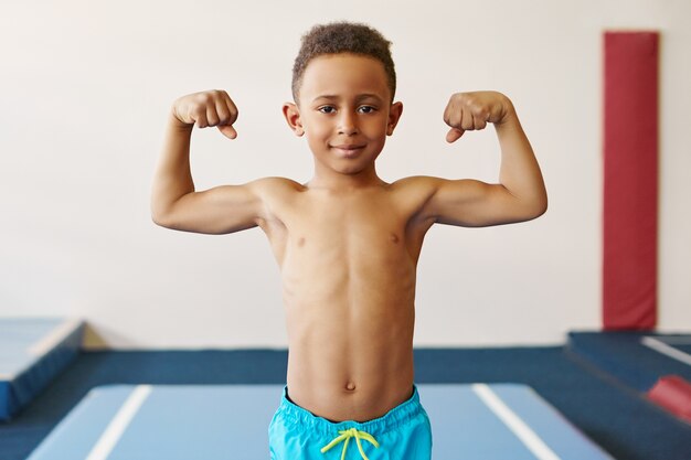 Kinderen, fitness, gezondheid en etniciteit concept.