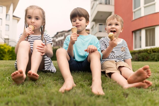 Kinderen genieten van ijs