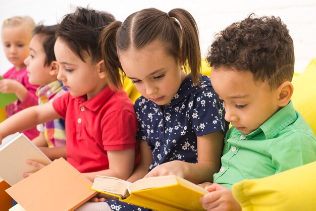 Kinderen groep boeken lezen