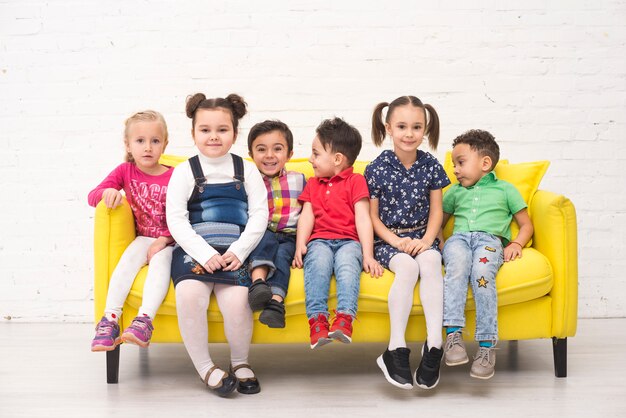 Kinderen groeperen op een sofa