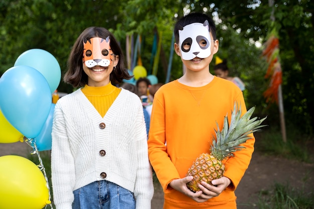 Kinderen hebben plezier op junglefeest