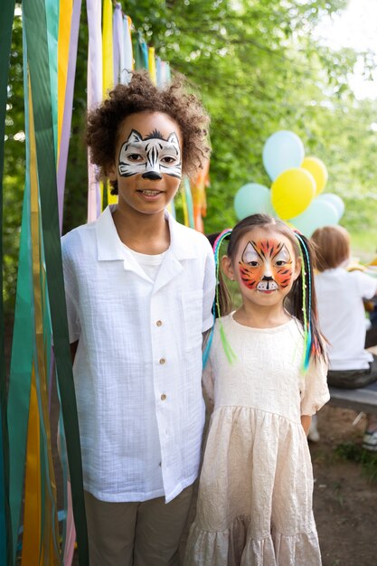 Kinderen hebben plezier op junglefeestje