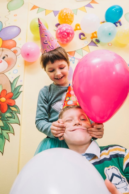 Kinderen hebben plezier tijdens verjaardag