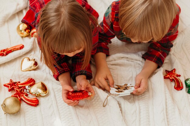 Kinderen houden van kerstversiering