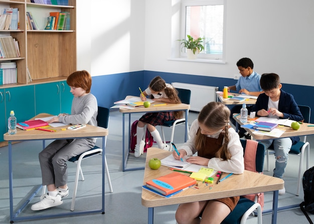 Kinderen in de klas die Engelse les volgen