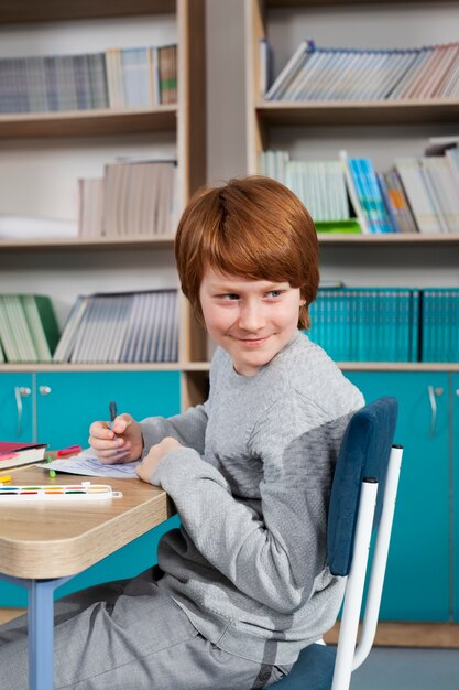 Kinderen in de klas die Engelse les volgen