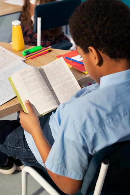 Kinderen in de klas die Engelse les volgen