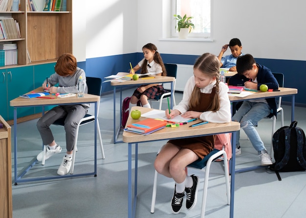 Kinderen in de klas die Engelse les volgen