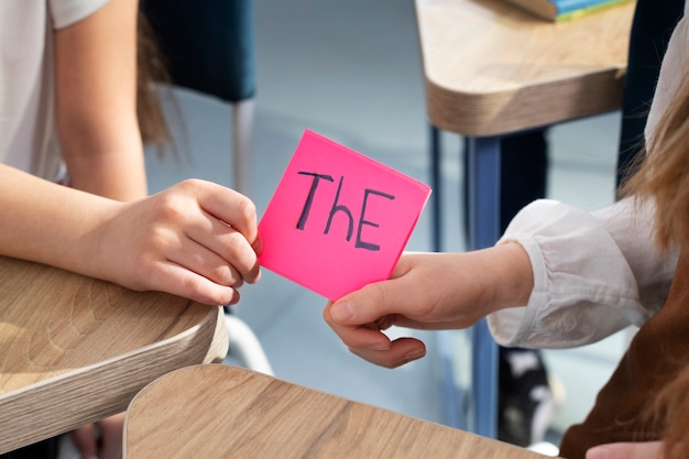 Kinderen in de klas die Engelse les volgen