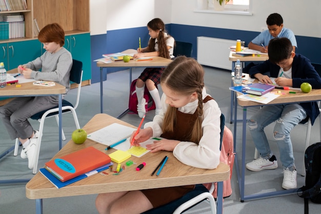 Kinderen in de klas die Engelse les volgen