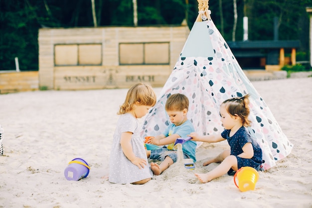 Kinderen in een zomerpark