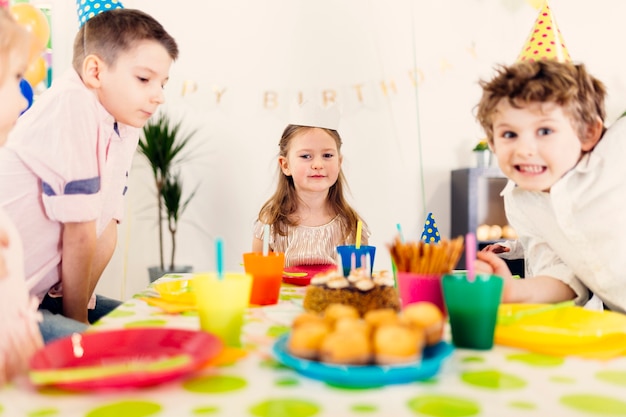 Kinderen in gekleurde hoofdletters op feestje