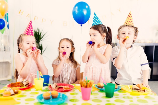 Gratis foto kinderen in gekleurde hoofdletters op feestje