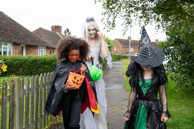 Gratis foto kinderen in kostuums gaan trick or treat