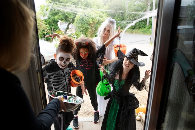 Kinderen in kostuums trick or treat op Halloween