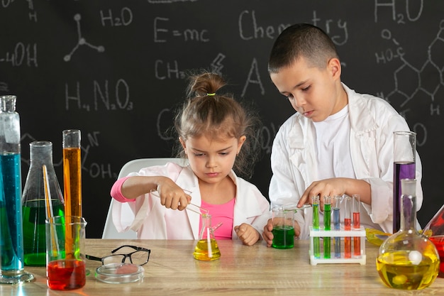 Kinderen in laboratorium experimenten doen