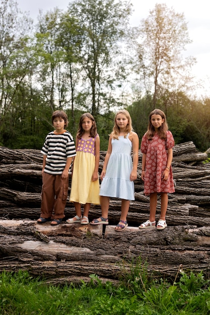 Gratis foto kinderen in landelijke retraites die plezier hebben