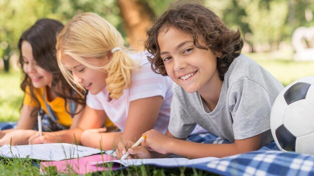 Kinderen in park lezingstijd