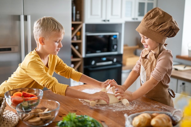 Gratis foto kinderen koken en plezier maken thuis