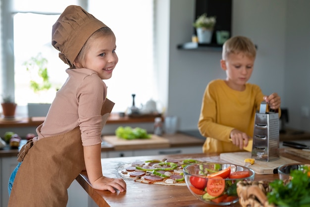 Kinderen koken en plezier maken thuis