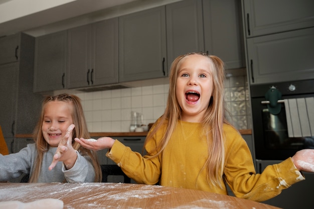 Kinderen koken en plezier maken thuis